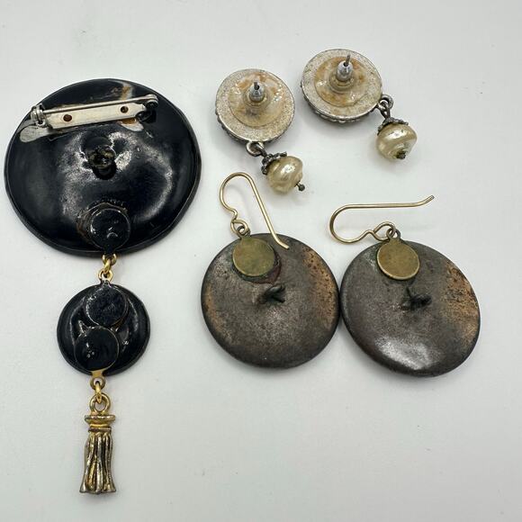 Bundle lot antique Victorian pictorial buttons upcycled brooch 2 pair earrings - Picture 6 of 9